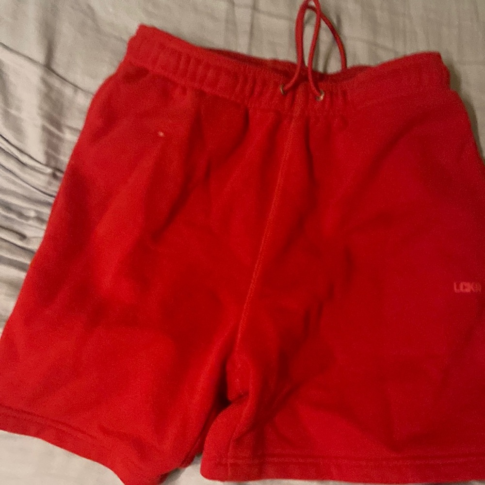Red short